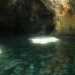 Varcato lingresso ci rendiamo subito conto della sua unicit e bellezza: piccole aperture sulla parete superiore lasciano filtrare i raggi del sole, che dopo essersi riflessi nellacqua cristallina rimbalzano sulle pareti rocciose illuminandole e svelandone le diverse sfumature di colore, che vanno dal verde allazzurro al viola intenso